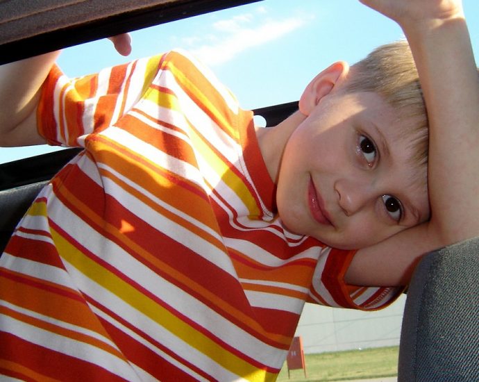 Czy przewożenie dzieci w podstawce samochodowej jest bezpieczne?