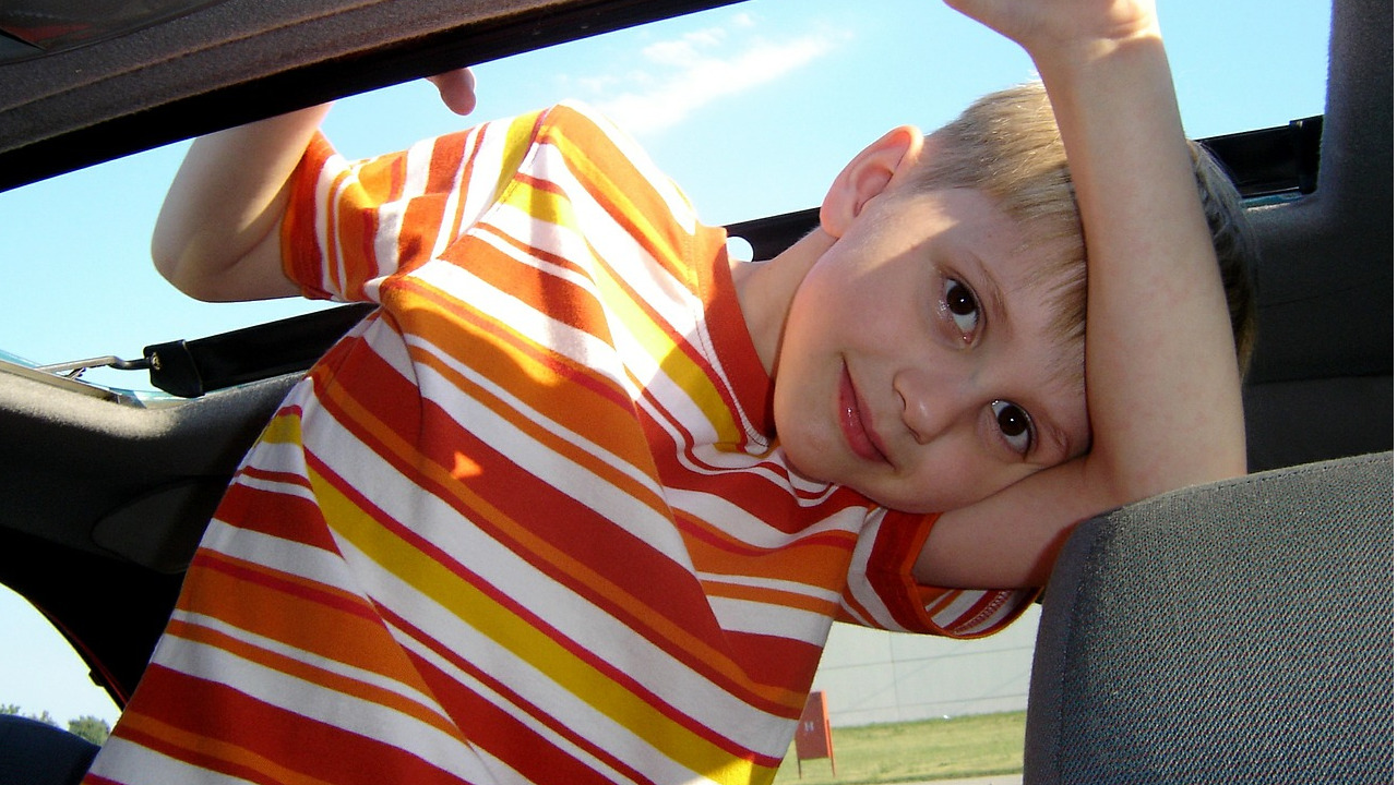 Czy przewożenie dzieci w podstawce samochodowej jest bezpieczne?
